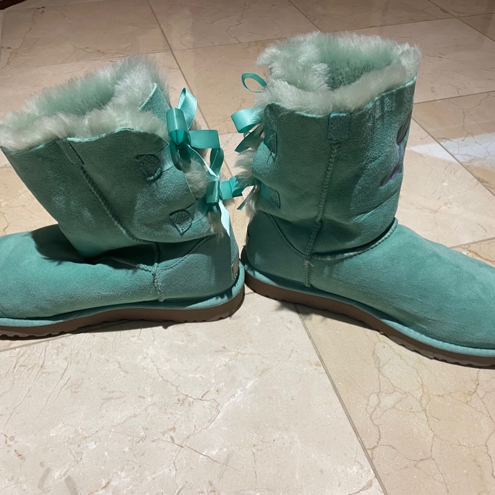 UGG Bailey Bow-Back Short Boot in Aqua - Picture 3 of 8